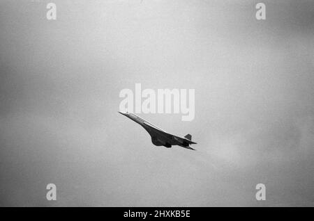 Vols commerciaux inauguraux du supersonic Airliner Concorde le 21st janvier 1976, sept ans après son vol d'essai inaugural.un vol British Airways est parti de l'aéroport d'Heathrow, Londres à Bahreïn au Moyen-Orient et l'autre, un vol Air France, a décollés simultanément à 11,40 heures de l'aéroport d'Orly, Paris pour Rio de Janeiro via Dakar, Sénégal. Spectacles photo : vol British Airways juste après le décollage de Londres. 21st janvier 1976. Banque D'Images