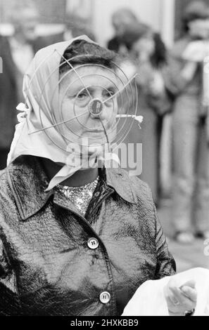 Bataille de Lewisham, sud de Londres, samedi 13th août 1977. Le rassemblement du Front national de New Cross à Lewisham est perturbé par des contre-manifestations et conduit à des affrontements violents avec les policiers et les manifestants anti-racisme. Sur la photo, une femme porte un masque pour la protection. Banque D'Images