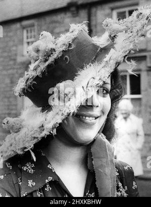 Dame portant bonnet de Pâques, le 20 avril 1976. Banque D'Images