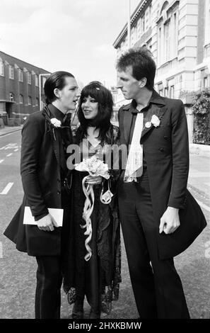 Mariage Punk rock à l'hôtel de ville d'Acton, du frontman damné Dave Vanian, 20 ans, et Laurie Glendon, 20 ans. Après le mariage, ils vont à Hastings pour quelques jours car le marié est au milieu de faire un album. 7th septembre 1977. Banque D'Images