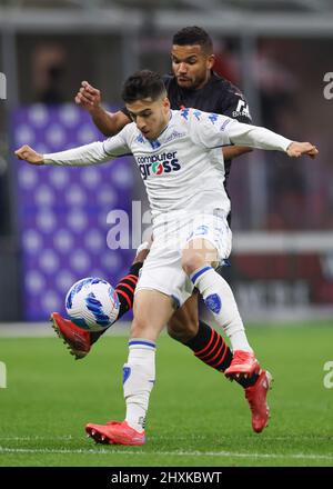 Milan, Italie, 12th mars 2022. Les Messias juniors de l'AC Milan défie Fabiano Parisi de l'Empoli FC comme il contrôle le ballon pendant le match de la série A à Giuseppe Meazza, Milan. Le crédit photo devrait se lire: Jonathan Moscrop / Sportimage Banque D'Images