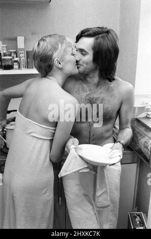 George Best et sa petite amie Angela Macdonald - JamesPictured à la maison de George Best à Londres. Angela a plus tard épousé George pour devenir Angie Best. Photo prise le 23rd septembre 1976George Best et sa petite amie Angela Macdonald - Janes photographiés à la maison de Londres de George Best. Angela a plus tard épousé George pour devenir Angie Best. Photo prise le 23rd septembre 1976 Banque D'Images