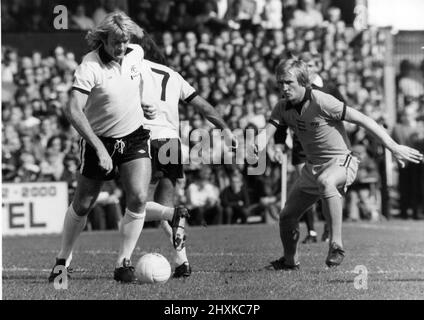 Match de ligue des Wanderers de Fulham et Wolverhampton à Craven Cottage, septembre 1976. Rodney Marsh de Fulham (à gauche) courir avec le ballon tandis que Derek Parkin de Wolves tente d'intercepter le score final: Fulham 0-0 Wolverhampton Wanderers 1977 League Campaign Banque D'Images