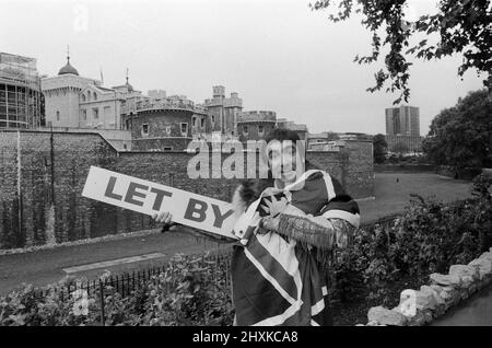 Keith Moon, batteur du groupe rock britannique The Who, a drapé le drapeau de l'Union Jack, qui regarde la Tour de Londres à son retour pour trouver une maison au Royaume-Uni, alors qu'il revient d'être un exilé fiscal aux États-Unis. 7th octobre 1977. Banque D'Images