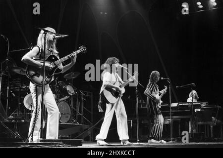 Le supergroupe « Oui » joue à Wembley. l-r Steve Howe, Jon Anderson, Chris Squire et Rick Wakeman.octobre 1977. Banque D'Images