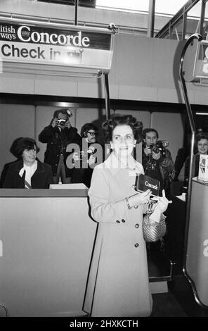 Vols commerciaux inauguraux du supersonic Airliner Concorde le 21st janvier 1976, sept ans après son vol d'essai inaugural. Un vol British Airways partant de l'aéroport de Heathrow, Londres vers Bahreïn au Moyen-Orient, tandis que l'autre, un vol Air France, a pris simultanément son décollage à 11,40 heures de l'aéroport d'Orly, Paris pour Rio de Janeiro via Dakar, Sénégal. La photo montre: La duchesse d'Argyle tenant son billet. 21st janvier 1976. Banque D'Images