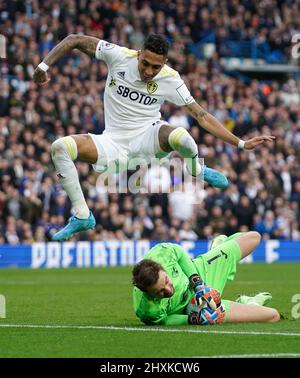 Raphinha de Leeds United surmonte Tim Krul, gardien de but de Norwich City, lors du match de la Premier League à Elland Road, Leeds. Date de la photo: Dimanche 13 mars 2022. Banque D'Images