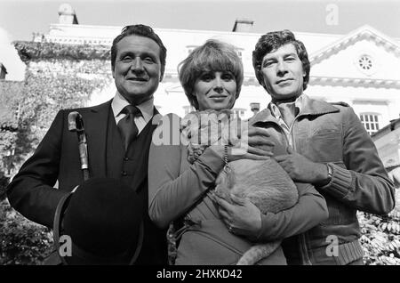 Stars de la nouvelle série télévisée "The Avengers", Patrick Macnee, Joanna Lumley et Gareth Hunt avec Sheba le lion cub. 12th octobre 1976. Banque D'Images