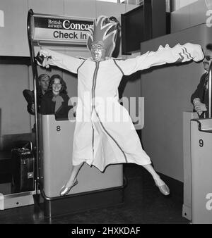 Vols commerciaux inauguraux du supersonic Airliner Concorde le 21st janvier 1976, sept ans après son vol d'essai inaugural. Un vol British Airways partant de l'aéroport de Heathrow, Londres vers Bahreïn au Moyen-Orient, tandis que l'autre, un vol Air France, a pris simultanément son décollage à 11,40 heures de l'aéroport d'Orly, Paris pour Rio de Janeiro via Dakar, Sénégal. Images : le passager Bob Ingham, qui a sauvé pendant trois ans pour son billet d'avion, photographié à Heathrow dans la tenue qu'il a conçue pour rendre justice à l'avion qu'il adore. 21st janvier 1976. Banque D'Images