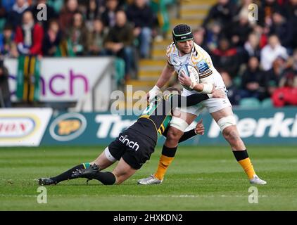 James Grayson de Northampton Saints (à gauche) s'attaque à Tom Willis de Wasps lors du match Gallagher Premiership au Cinch Stadium de Franklin's Gardens, Northampton. Date de la photo: Dimanche 13 mars 2022. Banque D'Images