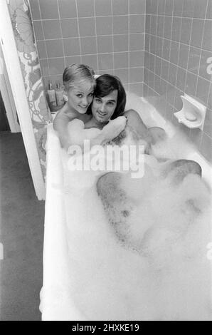 George Best et sa petite amie Angela Macdonald - JamesPictured à la maison de George Best à Londres. Angela a plus tard épousé George pour devenir Angie Best. Photo prise le 23rd septembre 1976George Best et sa petite amie Angela Macdonald - Janes photographiés à la maison de Londres de George Best. Angela a plus tard épousé George pour devenir Angie Best. Photo prise le 23rd septembre 1976 Banque D'Images