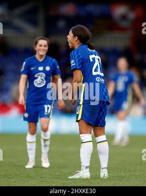 Sam Kerr (à droite), de Chelsea pour femmes, célèbre à temps plein lors du match de la Super League pour femmes Barclays FA à Kingsmeadow, Londres. Date de la photo: Dimanche 13 mars 2022. Banque D'Images