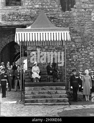 La reine Elizabeth II et le duc d'Édimbourg s'assoient à l'ombre et profitent des débats au château de Harlech, à Llandudno. WalesThe Queen est en tournée du Jubilé d'argent au pays de Galles. 1977. La Reine portait un haut bleu clair et une jupe et un chapeau blanc. Photo prise le 22nd juin 1977. Banque D'Images