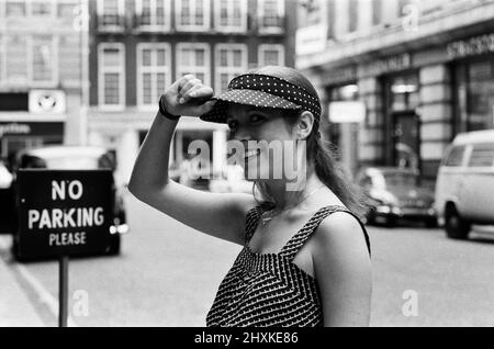 L'actrice américaine Carrie Fisher, qui est la star du film 'Star Wars', dans lequel elle joue la princesse Leia, est arrivée à Londres aujourd'hui pour promouvoir le film. 28th septembre 1977. Banque D'Images