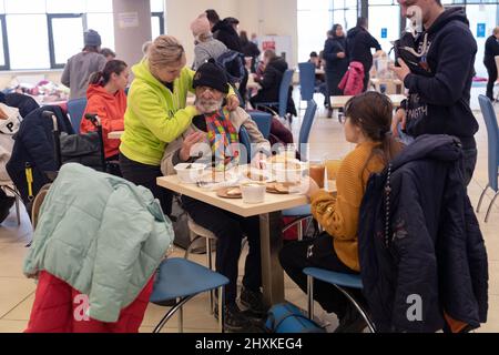 Lviv, Ukraine - 07 mars 2022 - les personnes mangent dans les locaux du Centre d'appui aux personnes déplacées, où elles se réfugient temporairement avant de se loger dans la région de Lviv, dans l'ouest de l'Ukraine. Photo d'Anna Voitenko/Ukrinform/ABACAPRESS.COM Banque D'Images