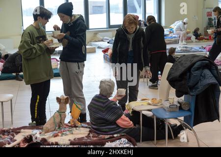 Lviv, Ukraine - 07 mars 2022 - les personnes mangent dans les locaux du Centre d'appui aux personnes déplacées, où elles se réfugient temporairement avant de se loger dans la région de Lviv, dans l'ouest de l'Ukraine. Photo d'Anna Voitenko/Ukrinform/ABACAPRESS.COM Banque D'Images