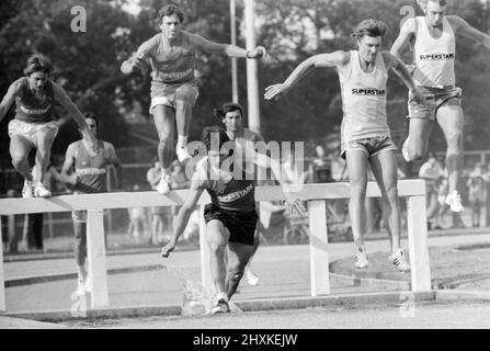 Superstars, BBC Television Program, tournage de Heat à Bracknell, Berkshire, 25th juin 1976. Le joueur de Liverpool, Kevin Keegan, est en compétition dans steeplechase. Banque D'Images