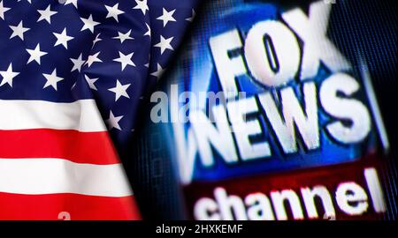 Drapeau américain sur un ARRIÈRE-plan de chaîne DE logo FOX NEWS sur un écran de télévision arrière-plan pour copier-coller du texte. Concept de conception Banque D'Images