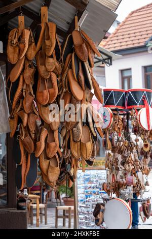 Collection de nombreuses chaussures traditionnelles colorées faites à la main dans le bazar ou le marché de Skopje. Arrière-plan du motif de texture de chaussure Banque D'Images