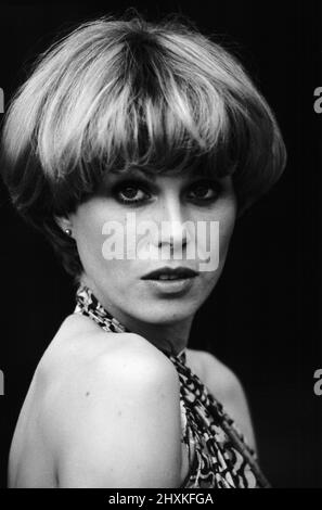 Joanna Lumley, actrice qui joue le rôle de Purdey dans la série télévisée New Avengers, photographiée aux Pinewood Studios, le 9th juin 1976. Banque D'Images