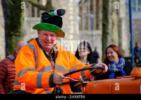 Bristol, Royaume-Uni. 13th mars 2022. La communauté irlandaise de Bristol se compose pour les disparus au cours des deux dernières années avec une parade et une fête pour célébrer St Patrick. Crédit : JMF News/Alay Live News Banque D'Images