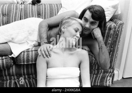 George Best et sa petite amie Angela Macdonald - JamesPictured à la maison de George Best à Londres. Angela a plus tard épousé George pour devenir Angie Best. Photo prise le 23rd septembre 1976George Best et sa petite amie Angela Macdonald - Janes photographiés à la maison de Londres de George Best. Angela a plus tard épousé George pour devenir Angie Best. Photo prise le 23rd septembre 1976 Banque D'Images