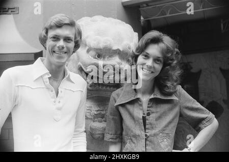 Karen et Richard Carpenter, The Carpenters, photographiés à Hollywood, Los Angeles, Californie, USA.ici ils sont à l'extérieur du théâtre chinois, Graumans, à Hollywood. Il s'agit d'une première série exclusive de photos depuis la maladie grave de Karens, qui les a empêchés de faire une tournée en Angleterre. Photo prise le 19th juillet 1976 Banque D'Images