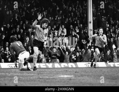 Le joueur de football John Richards Wolverhampton Wanderers célèbre le but de la coupe FA contre Charlton Athletic à Molineux le 1976 février. John Richards suppléant est arrivé après 23 minutes et a marqué un chapeau-tour, son premier en 3 saisons finale score: Loups 3-0 Charlton Athletic Banque D'Images