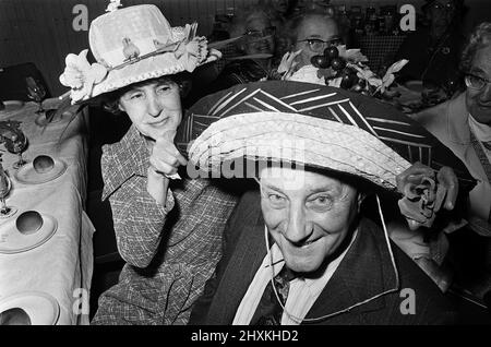 Des gens portant des bonnets de Pâques dans un club Darby & Joan, Berkshire. Avril 1976. Banque D'Images