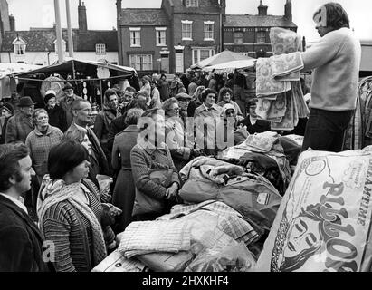 Le nouveau marché en plein air de Leamington a été lancé aujourd'hui. Il a suscité des dizaines de plaintes de résidents proches de chez nous. Alors que 50 commerçants ont installé des stands sur le parking de Gloucester Street, les gens vivant à proximité se sont plaints du stationnement nez à queue dans leurs rues. Le nouveau marché fait partie de la volonté du conseil de revitaliser South Leamington. Il aura lieu les mercredis et vendredis au moins jusqu'à la fin de l'expérience de trafic de Southtown en mars. 4th février 1977 Banque D'Images