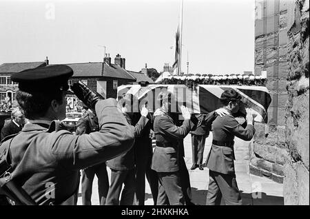 Les funérailles du soldat Richard Turnbull, de Guisborough. Richard a été tué le 29th juin 1977, alors qu'il était au service du bataillon d'infanterie légère de 3rd en Irlande du Nord. Les funérailles ont eu lieu à Guisborough. 6th juillet 1977 Banque D'Images