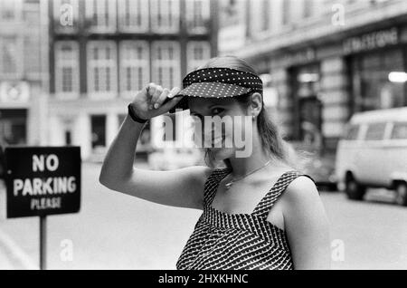 L'actrice américaine Carrie Fisher, qui est la star du film 'Star Wars', dans lequel elle joue la princesse Leia, est arrivée à Londres aujourd'hui pour promouvoir le film. 28th septembre 1977. Banque D'Images