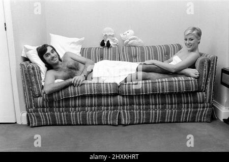 George Best et sa petite amie Angela Macdonald - JamesPictured à la maison de George Best à Londres. Angela a plus tard épousé George pour devenir Angie Best. Photo prise le 23rd septembre 1976George Best et sa petite amie Angela Macdonald - Janes photographiés à la maison de Londres de George Best. Angela a plus tard épousé George pour devenir Angie Best. Photo prise le 23rd septembre 1976 Banque D'Images