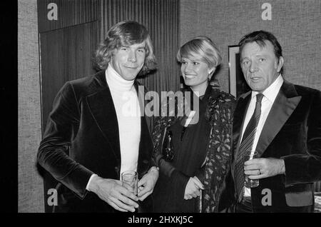 James Hunt et son ex-épouse Susie Hunt.Susie ont quitté James, pour l'amour de Richard Burton. Susie et Richard sont maintenant un couple, mais restent amis avec James Hunt. Photo prise au Ladbroke Club, près de Berkely Square, Mayfair, Londres, pour célébrer sa cinquième année d'ouverture. Photo prise le 14th décembre 1976 Banque D'Images