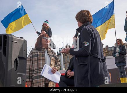 The Mound, Édimbourg, Écosse, Royaume-Uni. 13th mars 2022. Protestation et solidarité pour l'Ukraine contre l'invasion du notaire russe qui a commencé le 24th février 2022. Photo : Susan Rae, Conseillère verte écossaise, Leith Walk, ville d'Édimbourg répond aux questions posées par le russe qui a brûlé son passeport Anna.Credit Archwhite/alamy Live news Banque D'Images