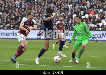 Londres, Royaume-Uni. 13th mars 2022. Tyrone Mings of Aston Villa cherche un but tardif lors du match West Ham vs Aston Villa Premier League au London Stadium Stratford. Crédit : MARTIN DALTON/Alay Live News Banque D'Images