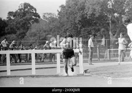 Superstars, BBC Television Program, tournage de Heat à Bracknell, Berkshire, 25th juin 1976. Le joueur de Liverpool, Kevin Keegan, est en compétition dans steeplechase. Banque D'Images