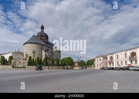 Vue sur la rue avec église de la Sainte Trinité dans la vieille ville de Kamianets-Podilskyi, Ukraine Banque D'Images