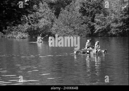 Une course de radeau à Pangbourne, Berkshire. Juin 1976. Banque D'Images