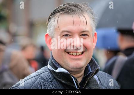 Londres, Royaume-Uni. 13th mars 2022. Le député travailliste Johnathan Ashworth apprécie la journée malgré la pluie. Les participants et les spectateurs s'amusent au défilé du maire de Londres à la Saint-Patrick dans le centre de Londres avec des groupes de marche, des danseurs et des fanfares, malgré le temps. Il y a aussi une scène, des stands et des spectacles sur Trafalgar Square. Credit: Imagetraceur/Alamy Live News Banque D'Images