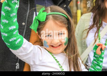 Londres, Royaume-Uni. 13th mars 2022. Les participants et les spectateurs s'amusent au défilé du maire de Londres à la Saint-Patrick dans le centre de Londres avec des groupes de marche, des danseurs et des fanfares, malgré le temps. Il y a aussi une scène, des stands et des spectacles sur Trafalgar Square. Credit: Imagetraceur/Alamy Live News Banque D'Images