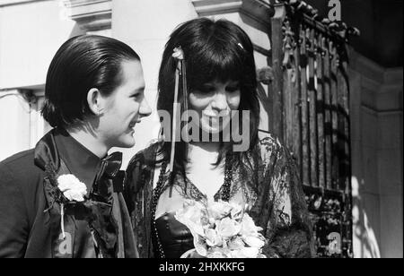 Mariage Punk rock à l'hôtel de ville d'Acton, du frontman damné Dave Vanian, 20 ans, et Laurie Glendon, 20 ans. Après le mariage, ils vont à Hastings pour quelques jours car le marié est au milieu de faire un album. 7th septembre 1977. Banque D'Images