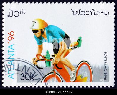 LAOS - VERS 1996: Un timbre imprimé au Laos montre le cyclisme, Jeux olympiques d'été 1996, Atlanta, vers 1996 Banque D'Images