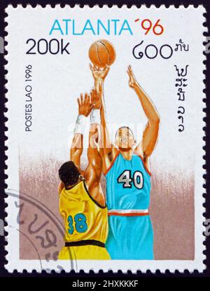 LAOS - VERS 1996: Un timbre imprimé au Laos montre le basket-ball, Jeux olympiques d'été 1996, Atlanta, vers 1996 Banque D'Images