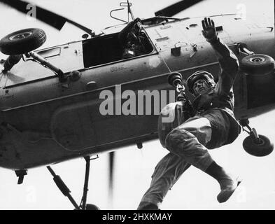 Winchman FLight Sergent Tony Rodmell étant soulevé dans un hélicoptère à tourbillon de la RAF Westland HAR10 du vol B du 202 Escadron de recherche et de sauvetage à la RAF Leconfield. 30th mars 1977 Banque D'Images