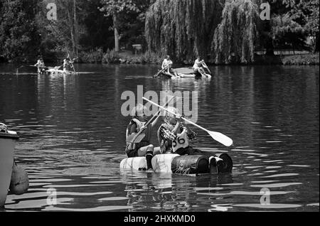 Une course de radeau à Pangbourne, Berkshire. Juin 1976. Banque D'Images