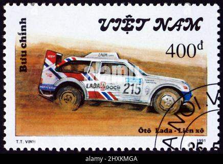 VIETNAM - VERS 1991 : un timbre imprimé au Vietnam montre Lada, voiture de rallye, vers 1991 Banque D'Images