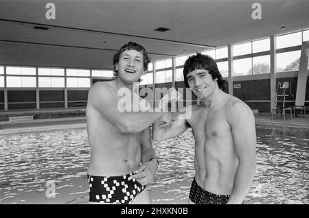 Superstars, BBC Television Program, tournage de Heat à Bracknell, Berkshire, 24th juin 1976. Kevin Keegan, joueur de football de Liverpool, à la piscine pour les sports nautiques. Banque D'Images