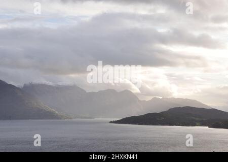 BEI jedem Wetter und in jeder Jahreszeit bietet die Landschaft am Hardangerfjord BEI Nordheimsund einen beeindruckend schönen Anblick. - Dans n'importe quelle weathe Banque D'Images