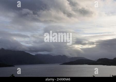 BEI jedem Wetter und in jeder Jahreszeit bietet die Landschaft am Hardangerfjord BEI Nordheimsund einen beeindruckend schönen Anblick. - Dans n'importe quelle weathe Banque D'Images